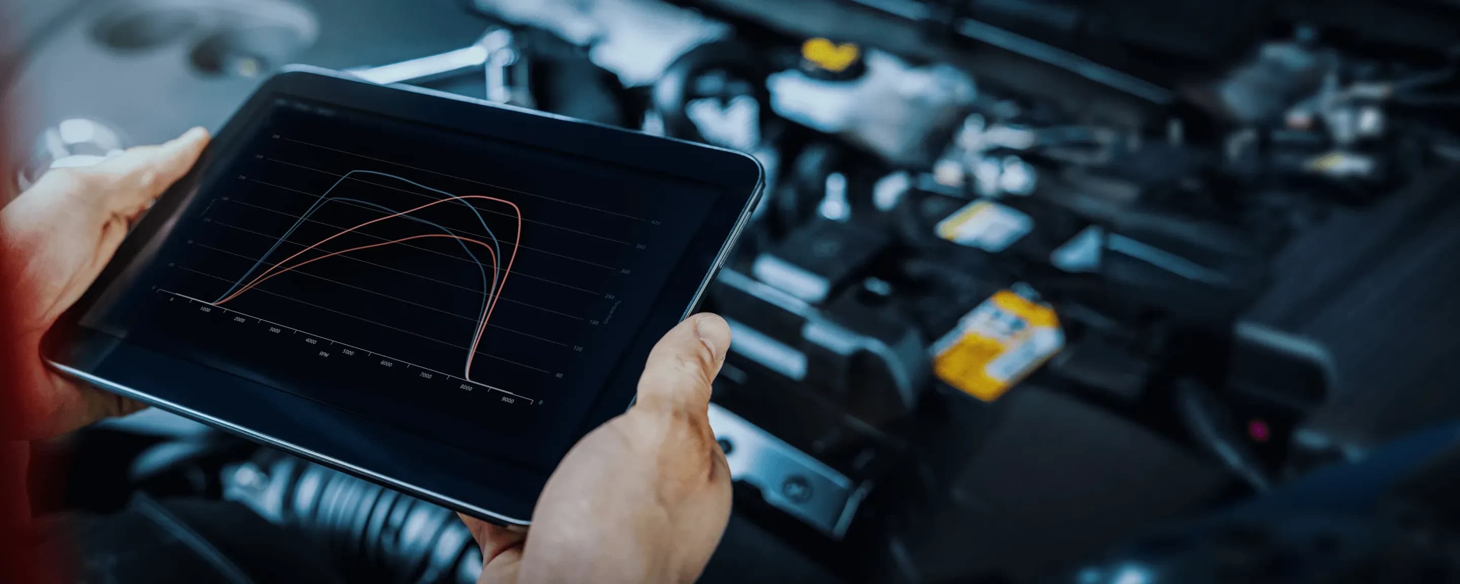 Digitale Leistungsmessung mit Tablet am Motorraum